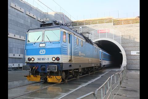 tn_cz-ejpovice-tunnel-first-passenger-train-photo-cd_01.jpg